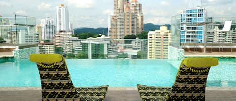 Piscine extérieure, parasols de plage, chaises longues