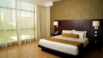 Minibar, safe på rommet, skrivebord og skrivebord for bærbar PC