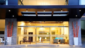 A modern building with a glass entrance, seating area, and a reception desk. - Best Western Plus Panama Zen Hotel (Panama City)