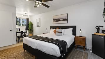 Quarto clássico, 1 cama King | Espaço de trabalho para notebook, ferros/tábuas de passar roupa