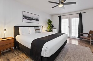 Chambre Classique, 1 très grand lit | Espace de travail pour ordinateur portable, fer et planche à repasser