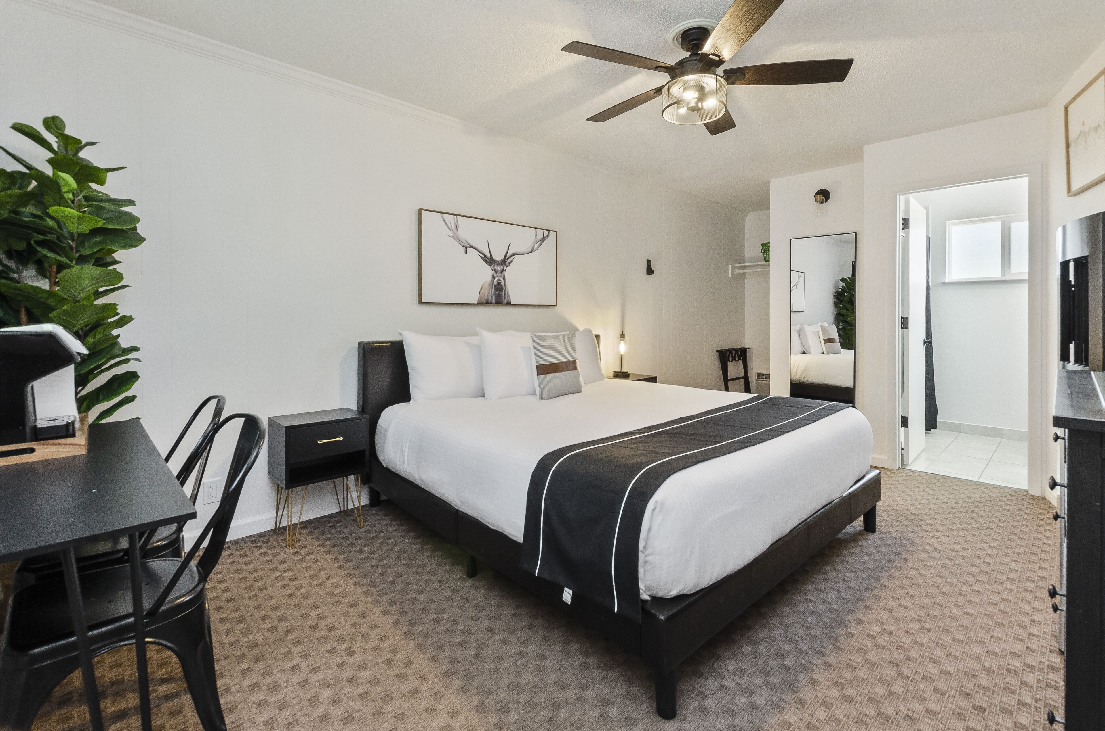 classic room, 1 king bed | laptop workspace, iron/ironing board, free wifi, bed sheets