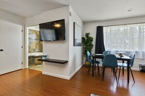 Suite studio Signature, 1 très grand lit et 1 canapé-lit | Espace de travail pour ordinateurs portables, fer et planche à repasser