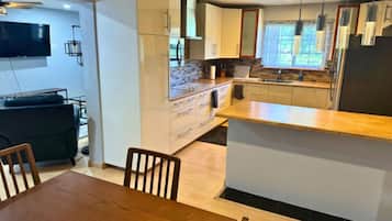 Signature Studio Suite | Private kitchen | Mini-fridge, microwave, coffee/tea maker