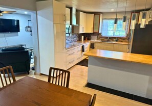 Suite Studio Signature | Cuisine privée | Mini réfrigérateur, micro-ondes, cafetière/bouilloire