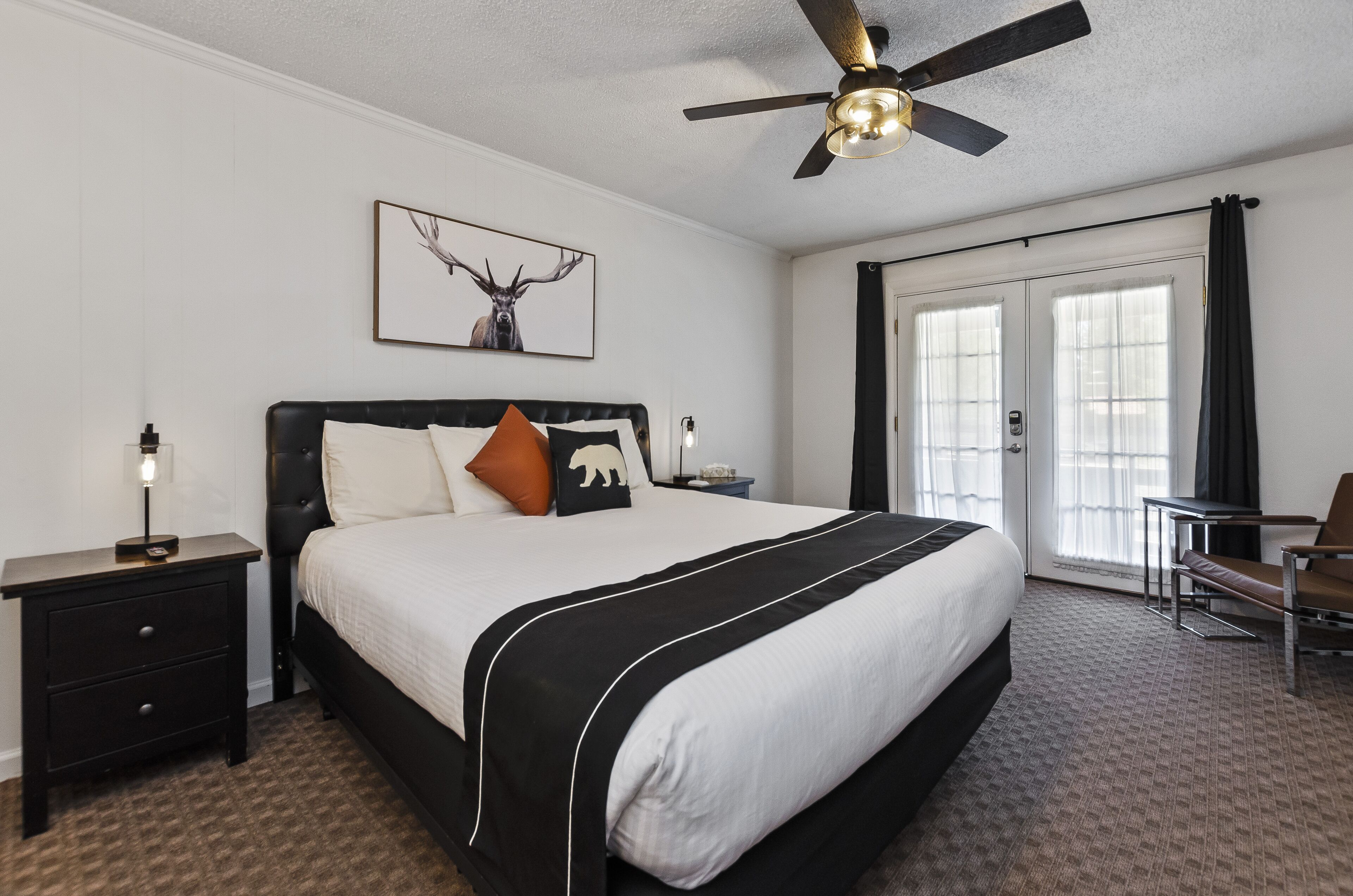 Classic Room, 1 King Bed | Laptop workspace, iron/ironing board, cribs (free), WiFi (free)