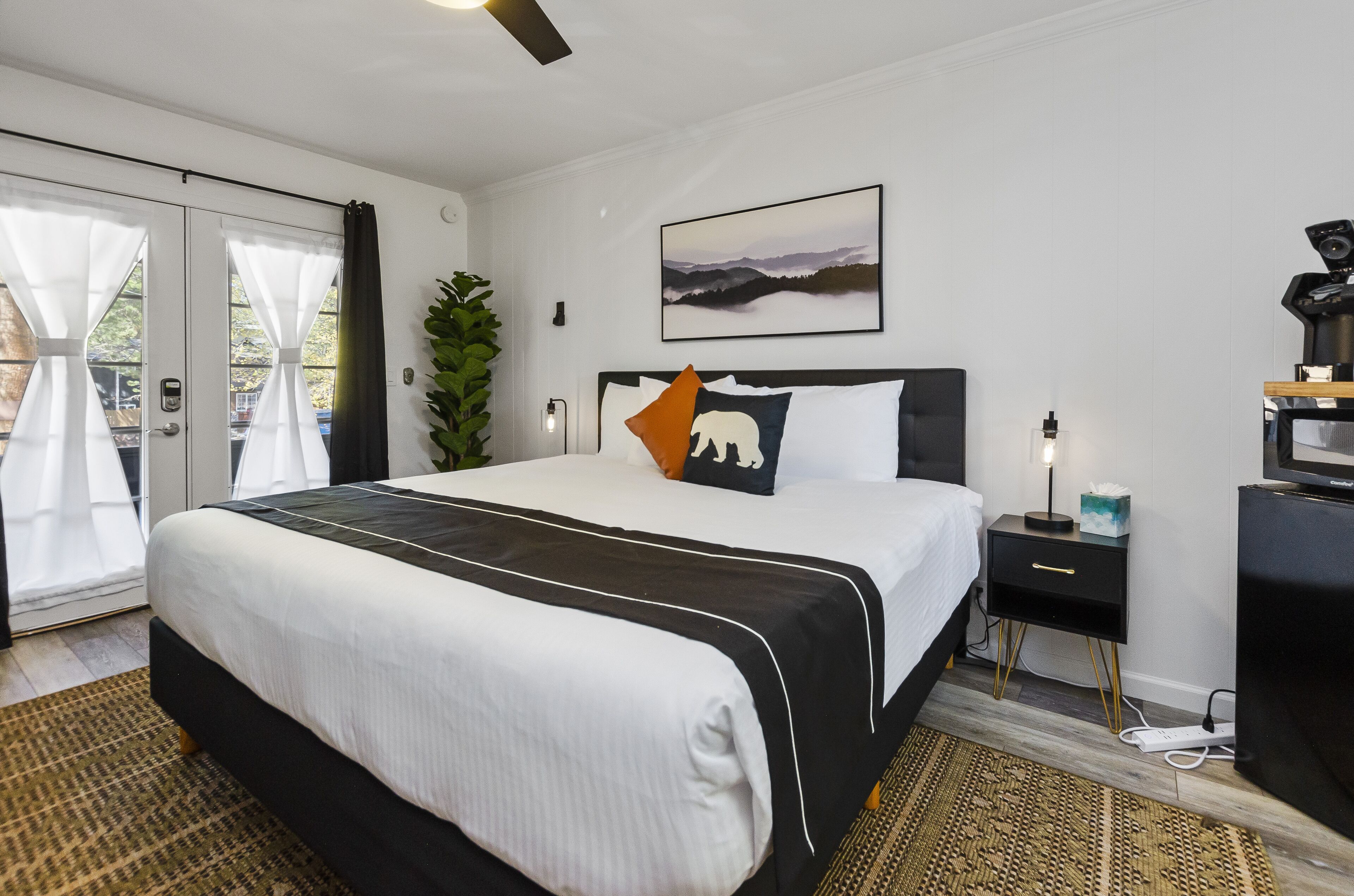 Espacio para trabajar con laptop y tabla de planchar con plancha 