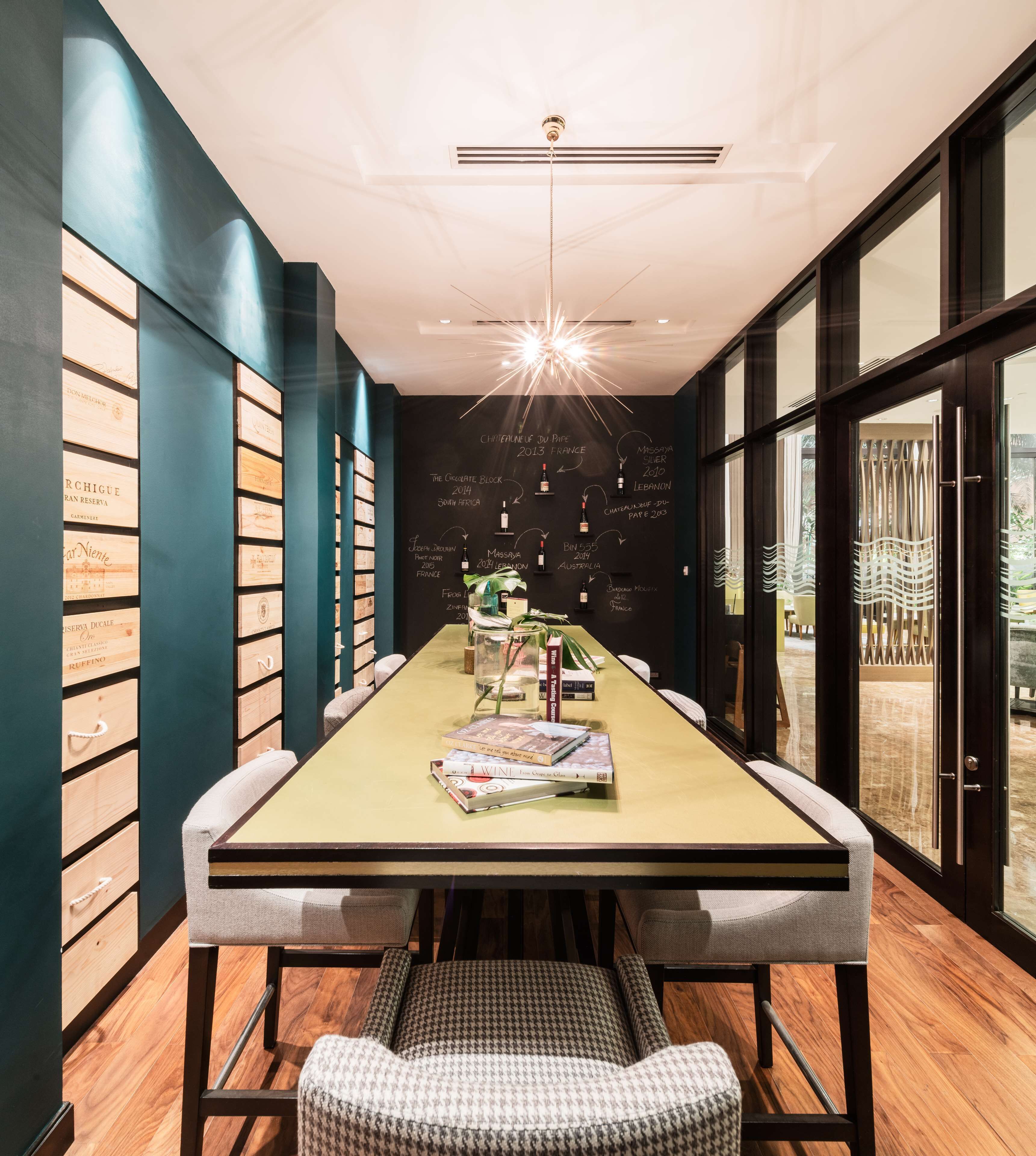 3 restaurants, breakfast, lunch, dinner served; american cuisine