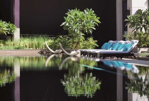 Szabadtéri medence, napozóágyak