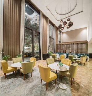 3 restauranter, frokost, lunsj og middag serveres, amerikanske retter