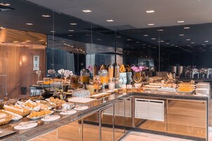 Se ofrece un desayuno bufé (13 USD por persona)