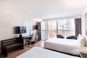 Quarto duplo luxo | Frigobar, cofres nos quartos, escrivaninha, cortinas blackout
