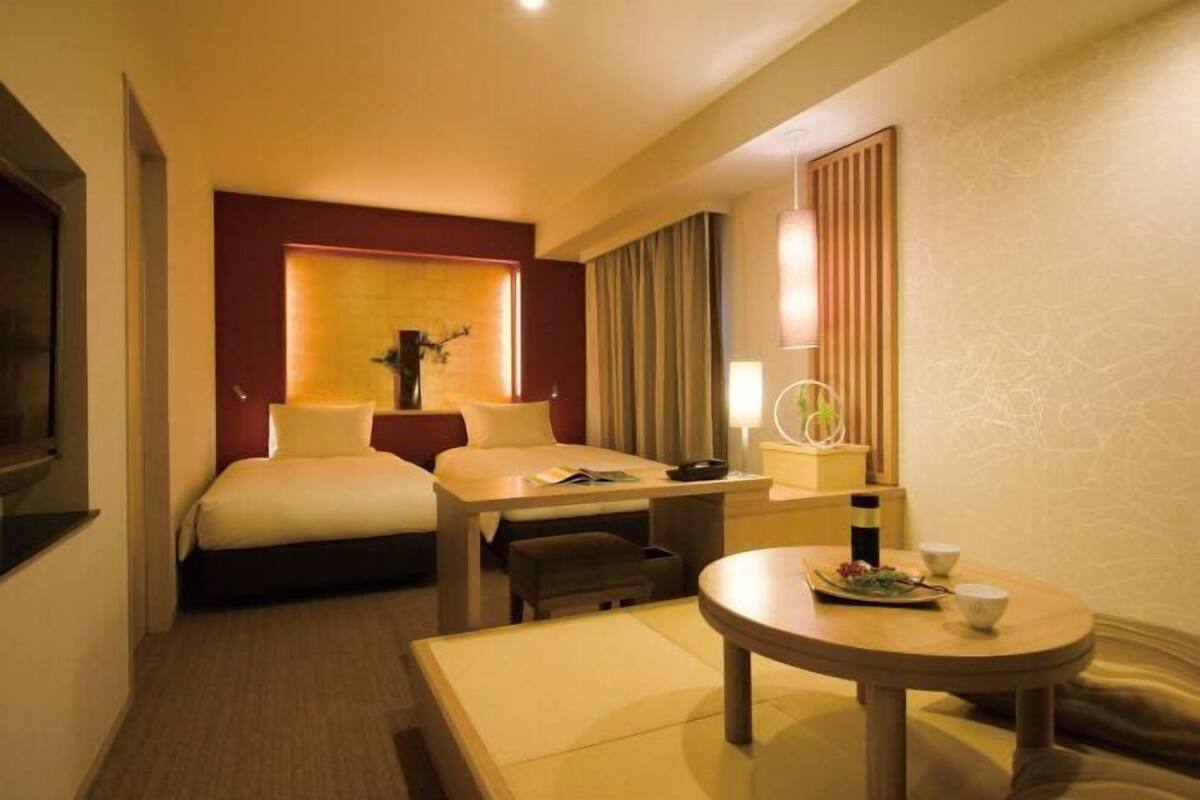 1 bedroom, desk, blackout curtains, soundproofing