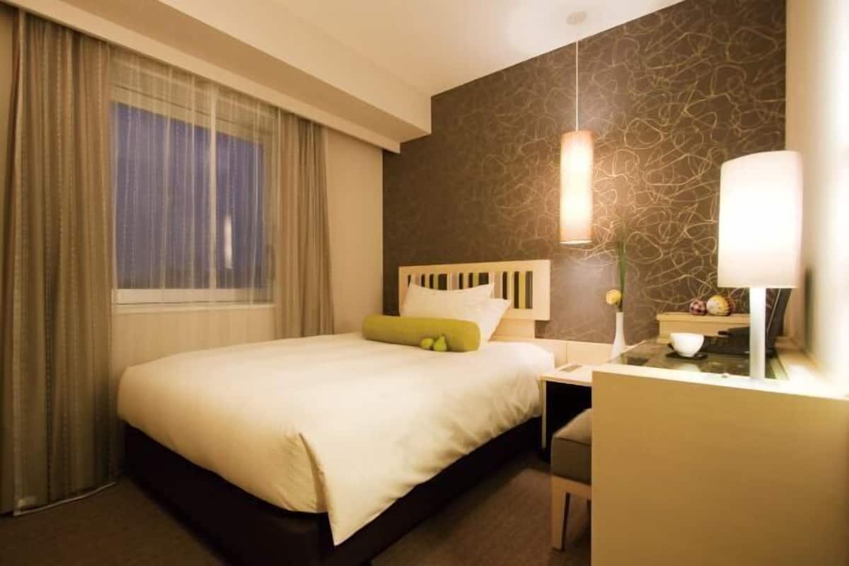 1 bedroom, desk, blackout curtains, soundproofing