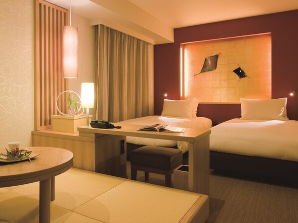 Escritorio, cortinas blackout y sistema de insonorización 