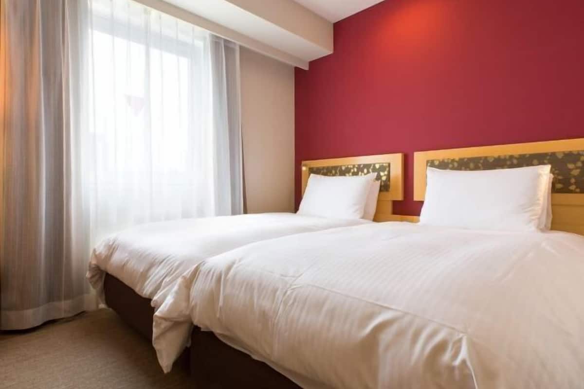 1 bedroom, desk, blackout curtains, soundproofing