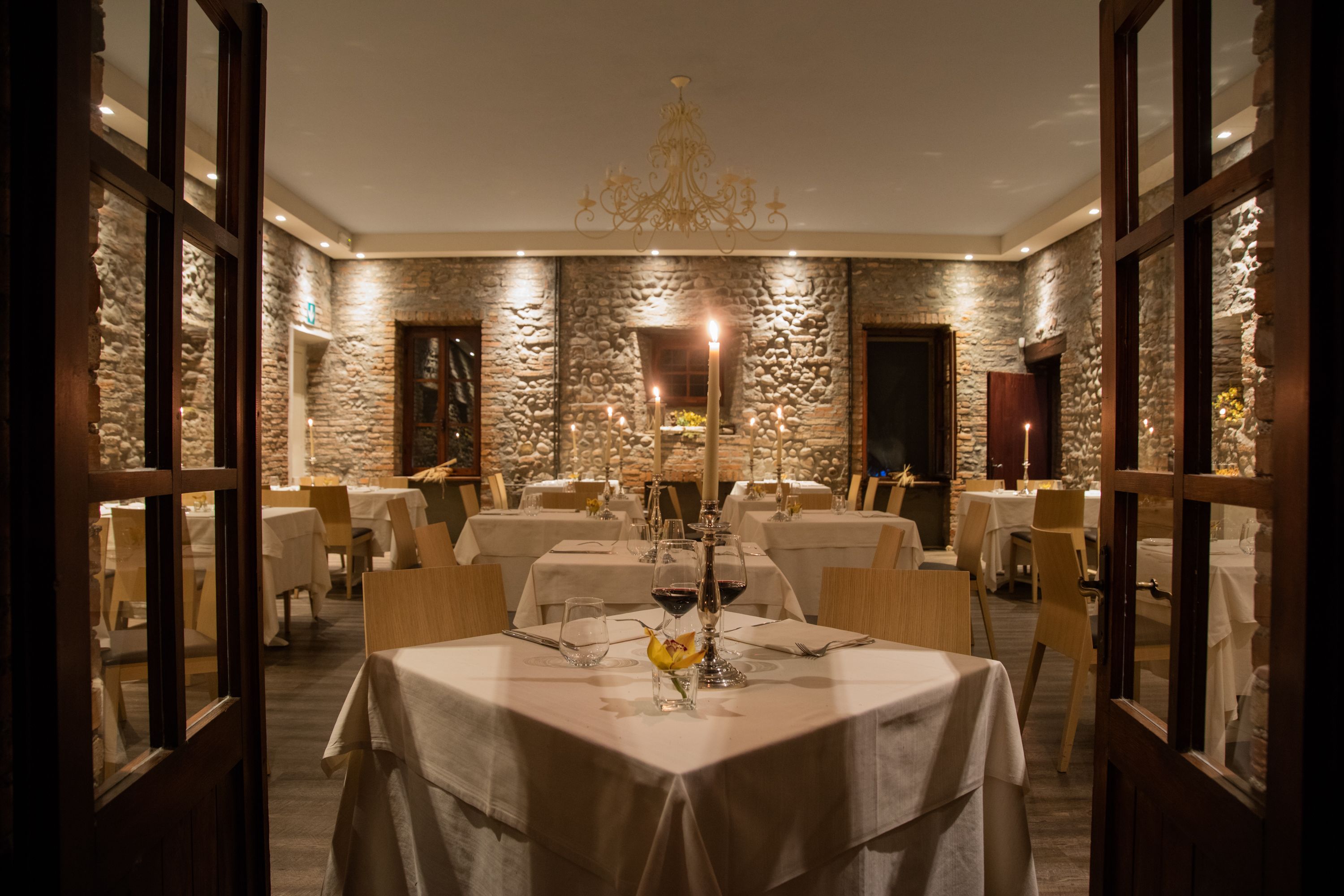 Se sirven comidas, cenas y cocina local con vista al jardín