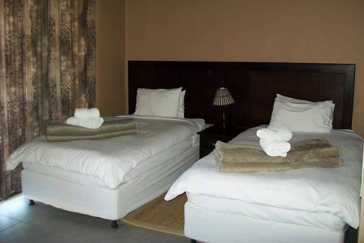 Twin Room | Meja, Wi-fi percuma