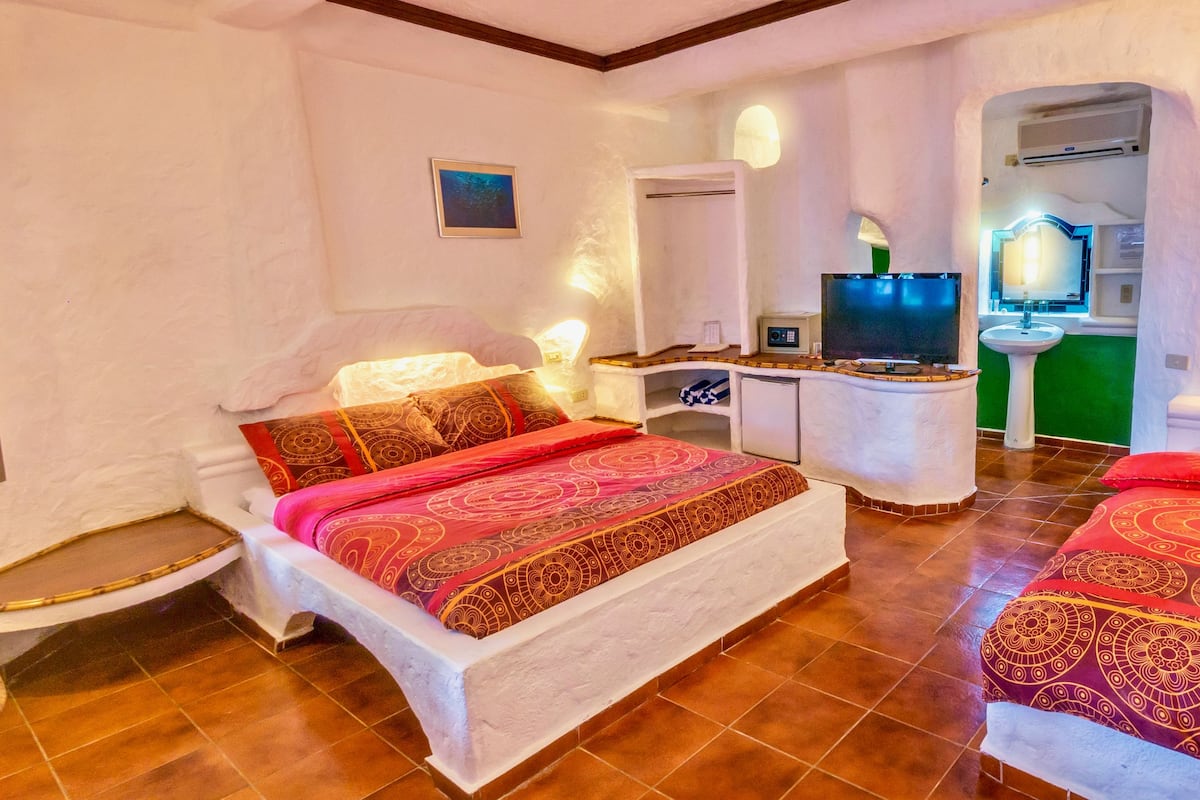 Chambre Deluxe double ou avec lits jumeaux, Plusieurs lits | Minibar, coffre-fort, bureau, accès au Wi-Fi (inclus)