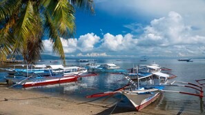 Playa en los alrededores, buceo, snorkel y bar en la playa 