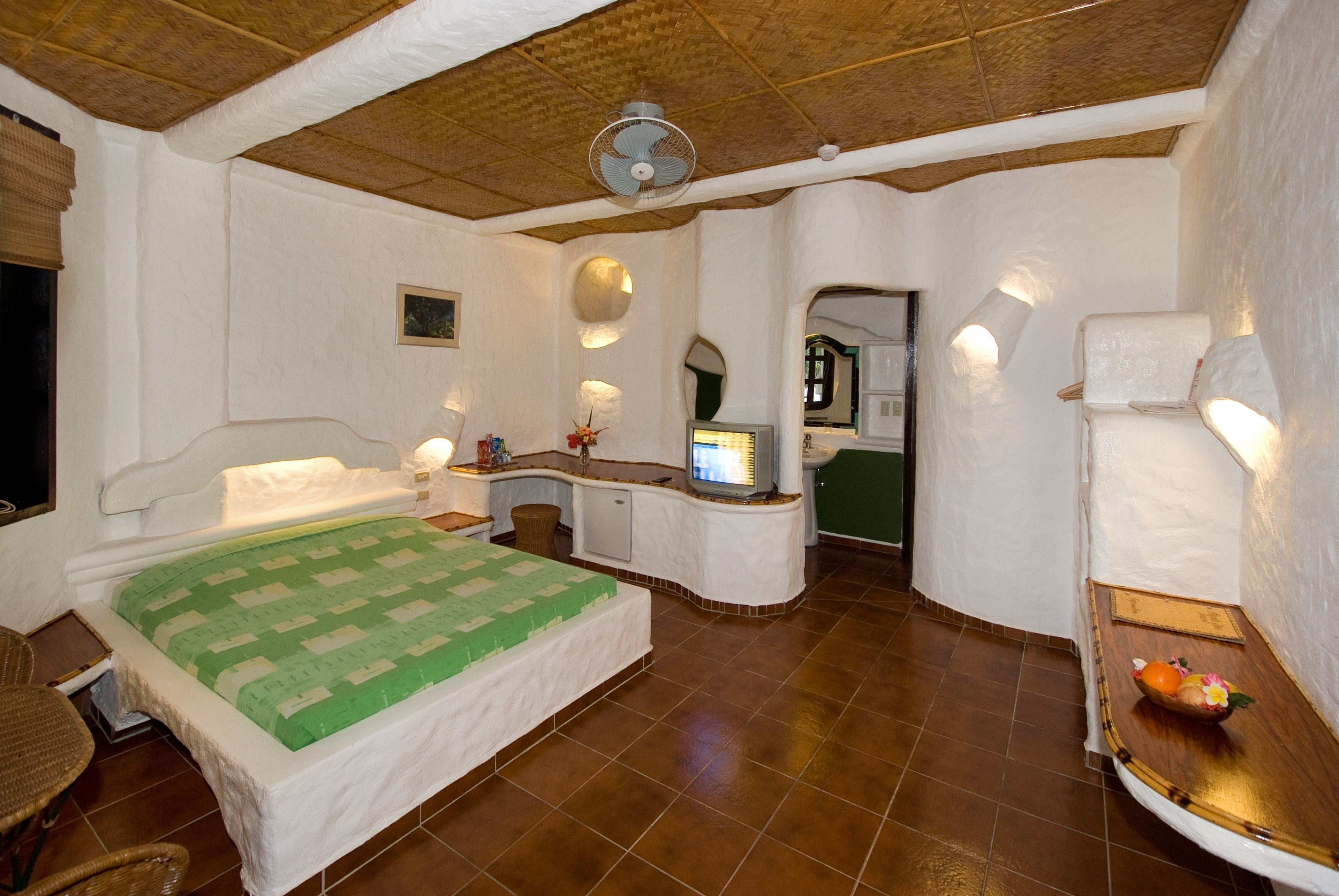 deluxe room | minibar, in-room safe, individually decorated, individually furnished