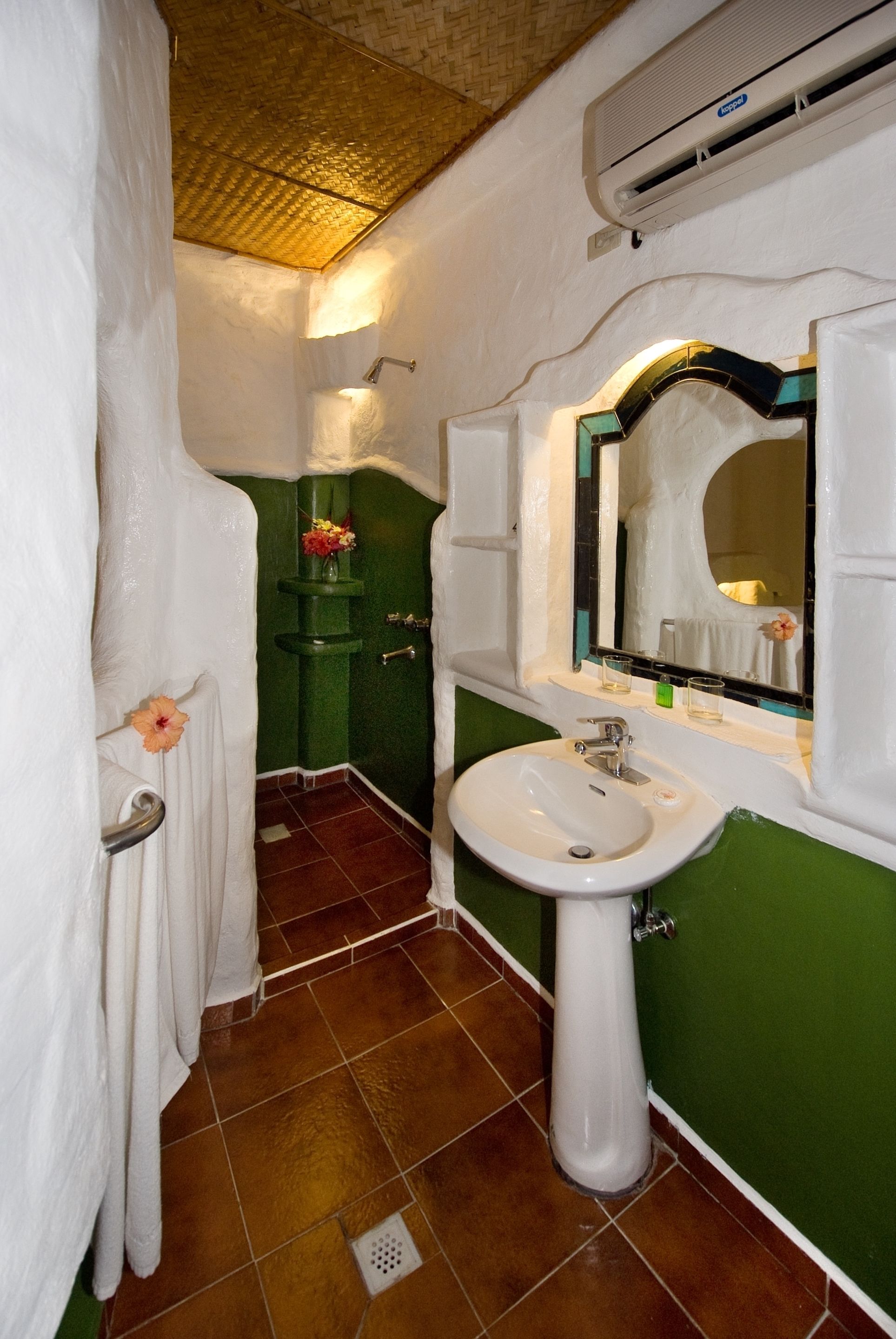 deluxe double or twin room, multiple beds | bathroom | shower, free toiletries, towels