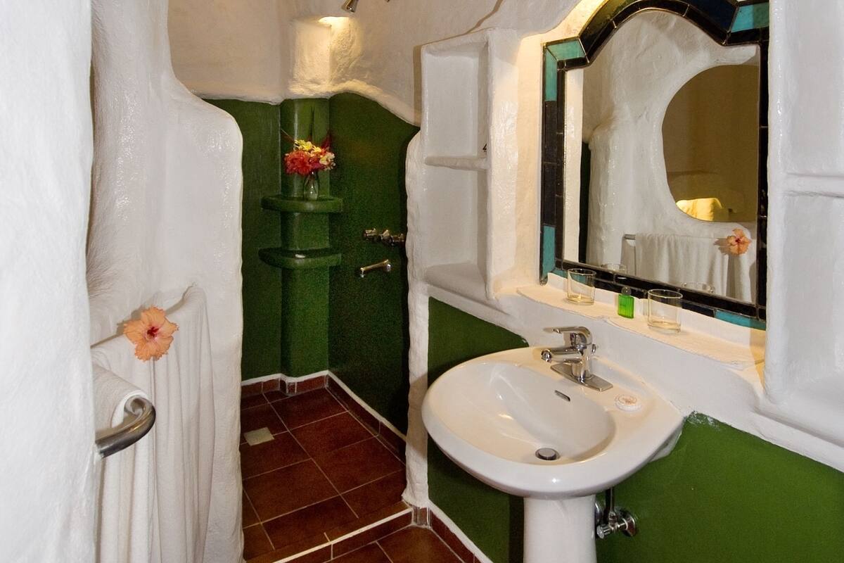 deluxe double or twin room, multiple beds | bathroom | shower, free toiletries, towels