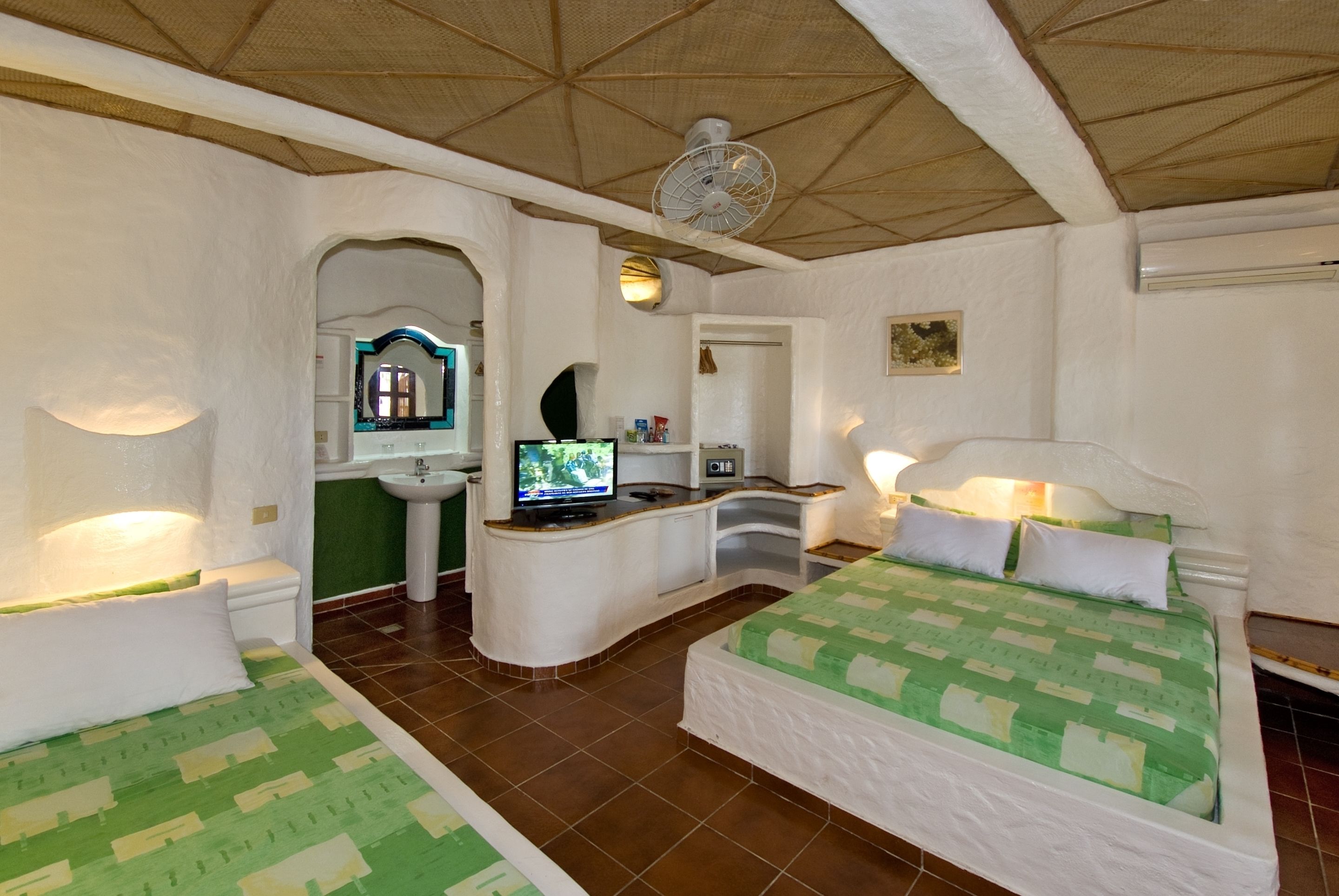 deluxe double or twin room, multiple beds | minibar, in-room safe, individually decorated, individually furnished