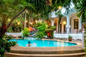 Una piscina al aire libre, tumbonas