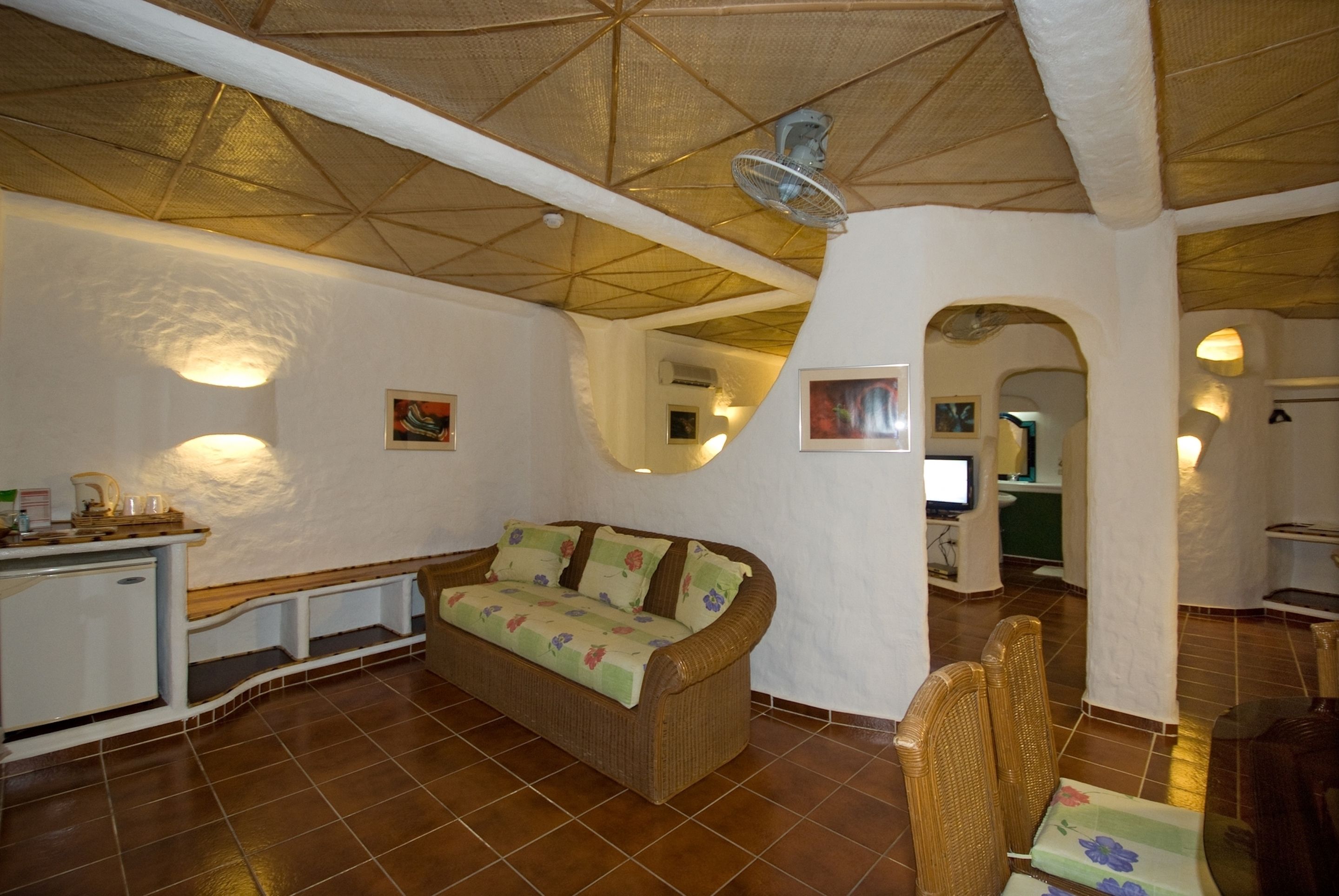 suite | minibar, in-room safe, individually decorated, individually furnished