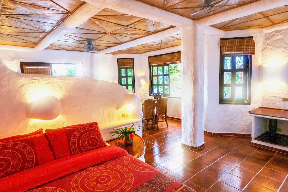 suite | minibar, in-room safe, individually decorated, individually furnished