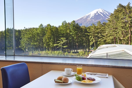 Desayuno buffet diario (JPY 2200 por persona). Fuji Premium Resort