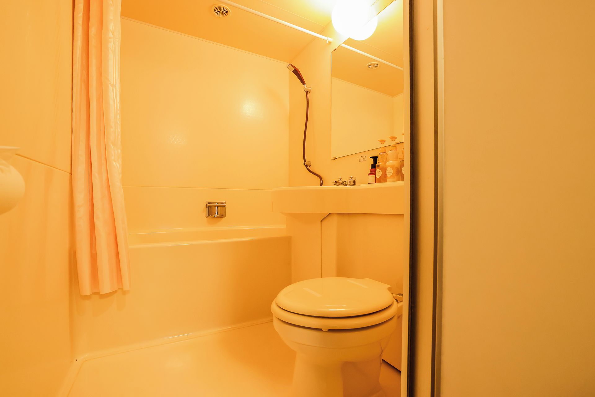 Un baño con bañera, inodoro y ducha.