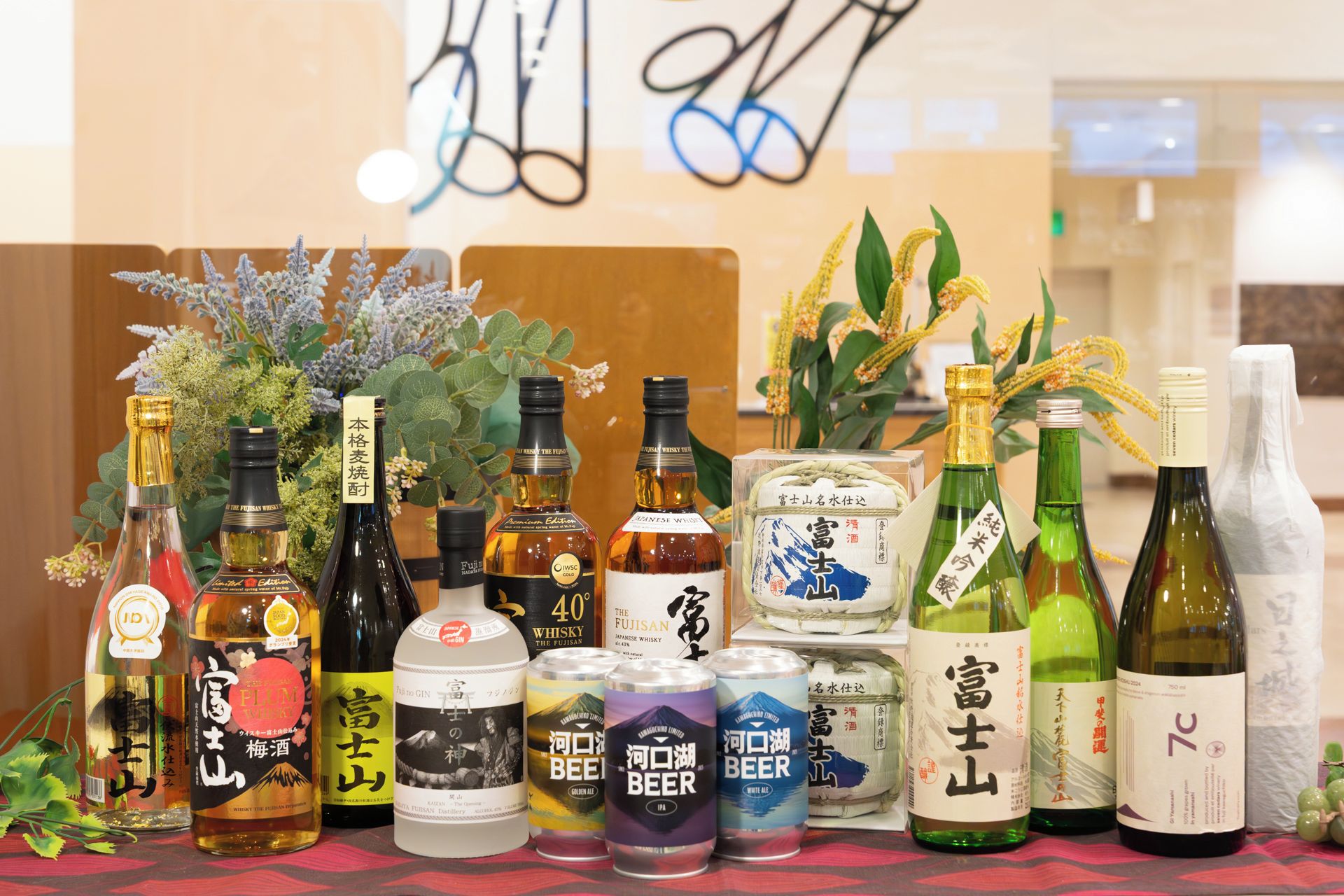 Une variété de boissons alcoolisées, notamment des bouteilles de whisky, de gin, de bière et de saké.