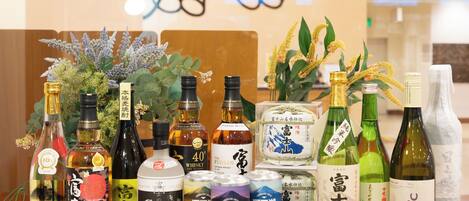 Une variété de boissons alcoolisées, notamment des bouteilles de whisky, de gin, de bière et de saké.