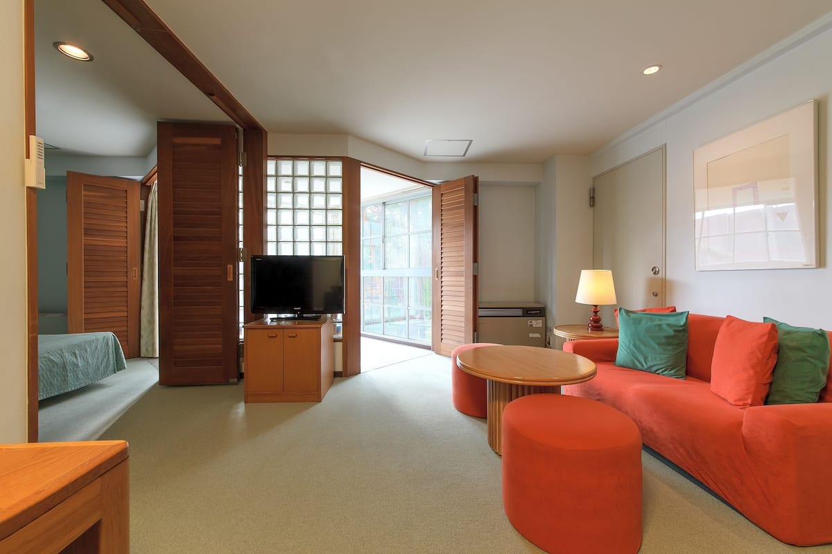 家庭客房, 2 間臥室 (In-room bath only, No pets, Spor:Sion) | 客廳 | 電視、乒乓球