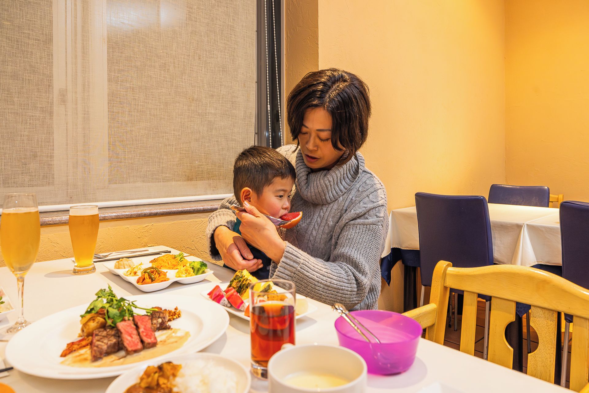 ランチ、ディナーに営業