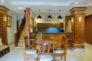 Signature-huvila | Oleskelualue | 32–tuumainen LED-televisio, jossa satelliittikanavat