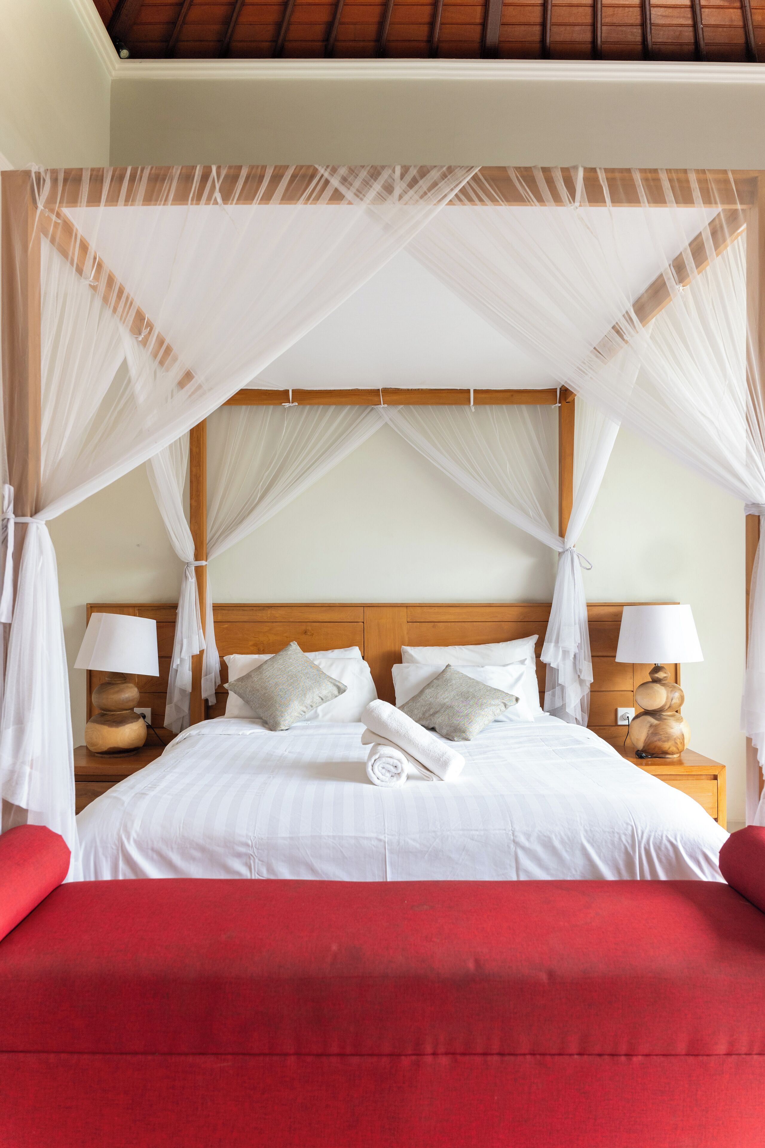 Deluxe suite | Een kluis op de kamer, een bureau, verduisterende gordijnen, gratis wifi