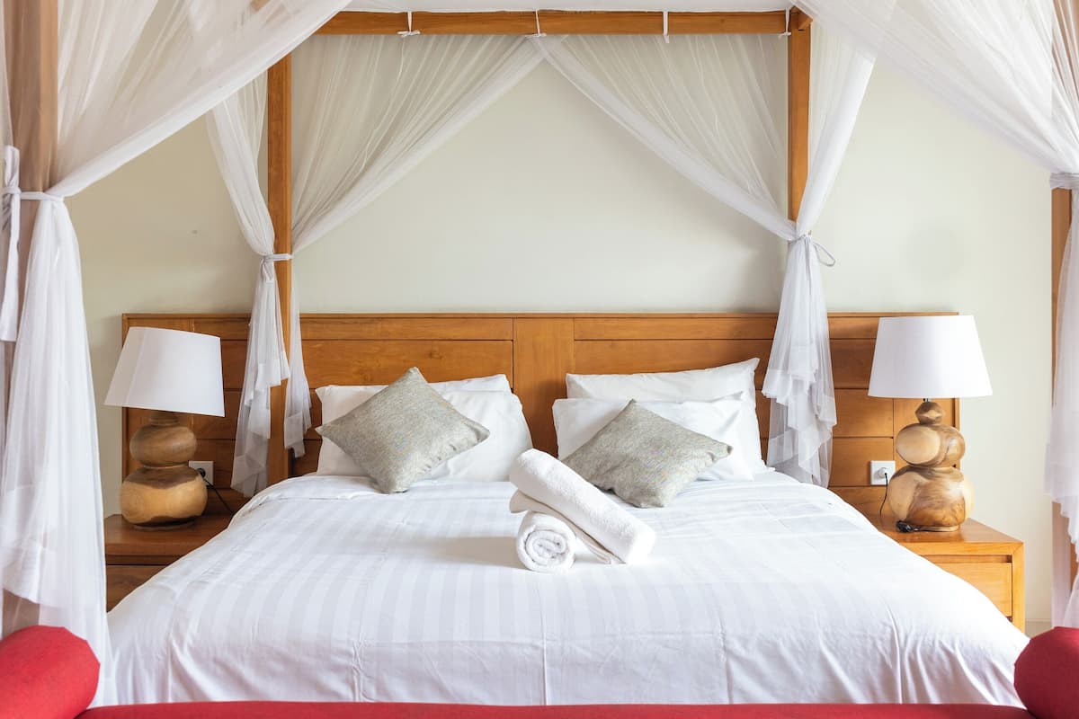 Deluxe-sviitti | Tallelokero huoneessa, työpöytä, pimennysverhot, ilmainen Wi-Fi