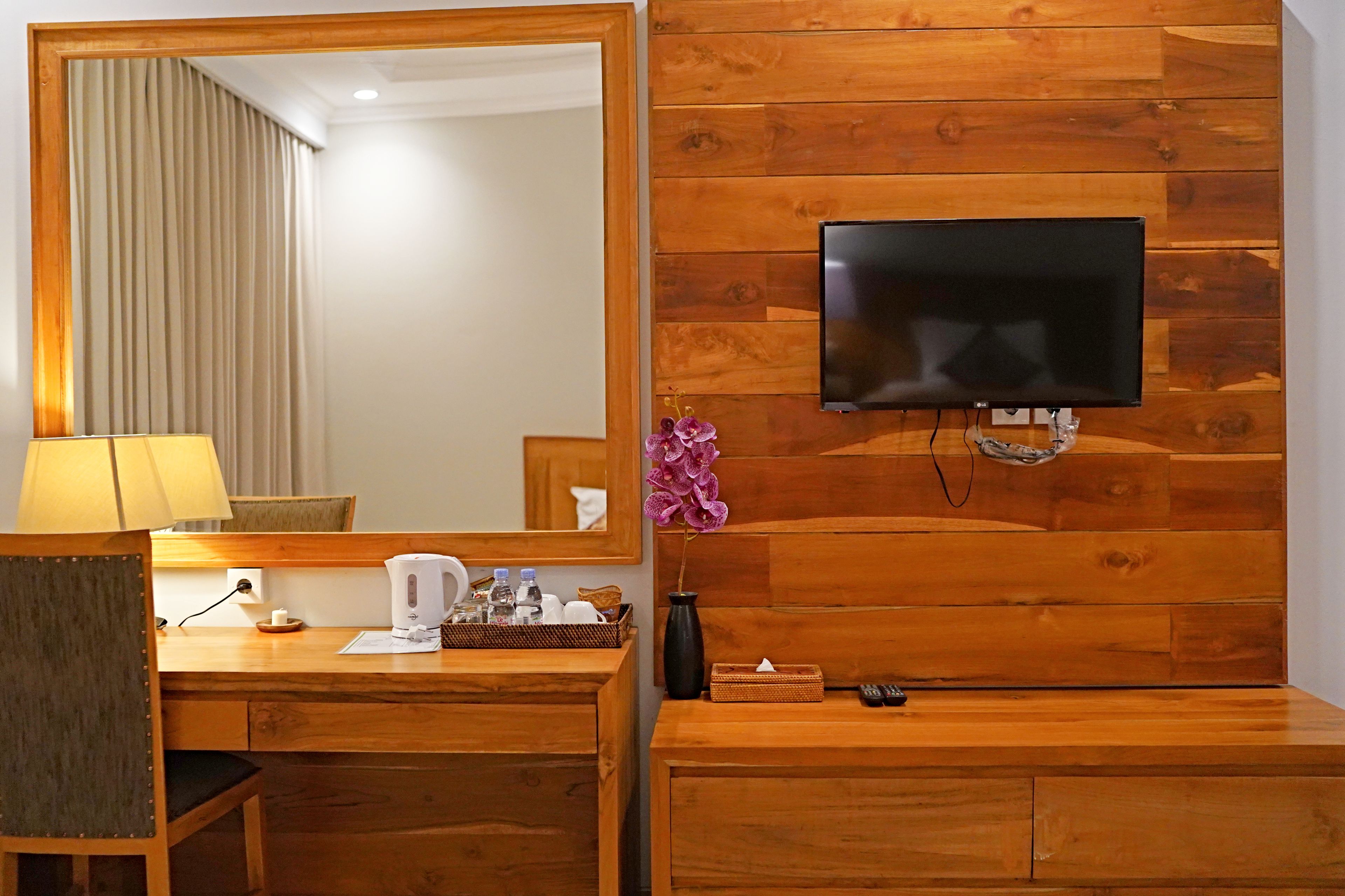 deluxe room | 1 bedroom, in-room safe, desk, blackout curtains