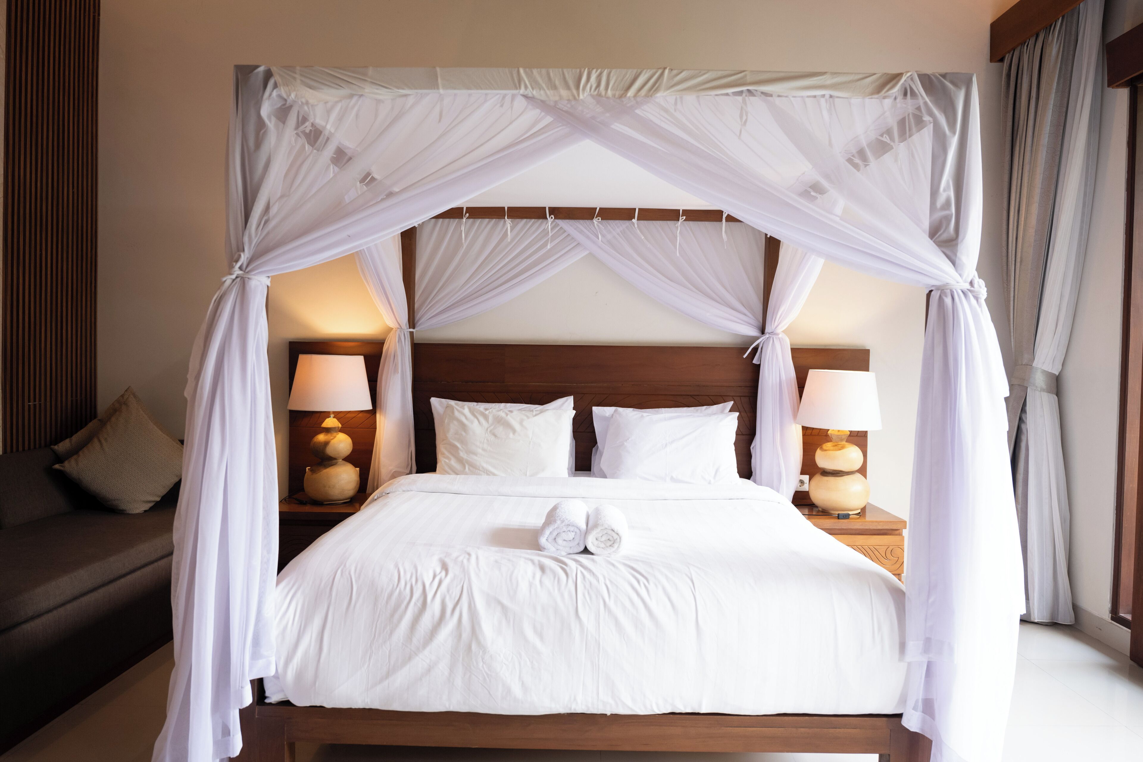 Luxe suite | Een kluis op de kamer, een bureau, verduisterende gordijnen, gratis wifi