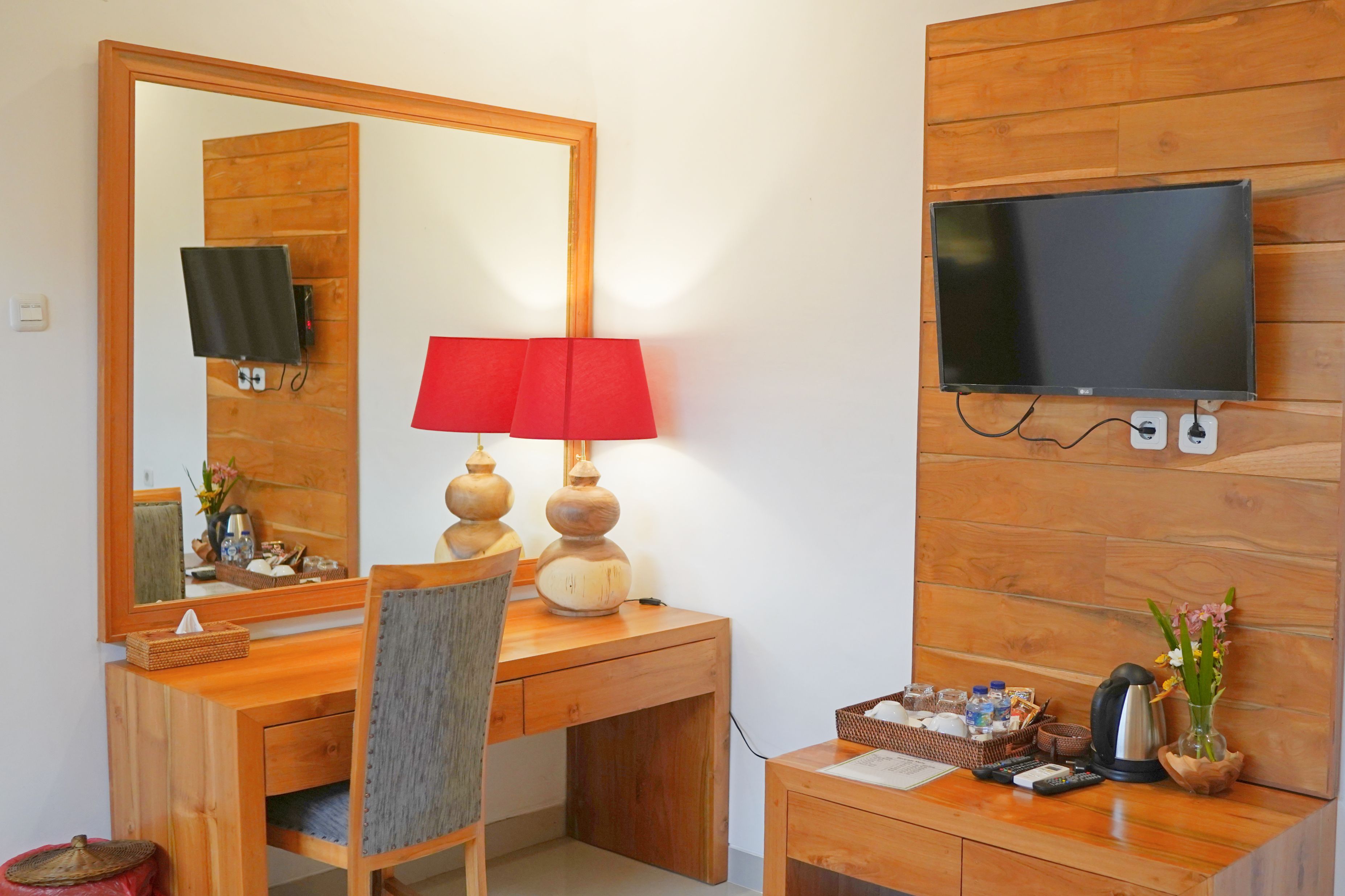 deluxe room | 1 bedroom, in-room safe, desk, blackout curtains