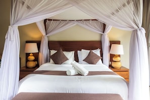 Lyxsvit | VÀrdeförvaringsskÄp pÄ rummet, skrivbord och mörklÀggningsgardiner