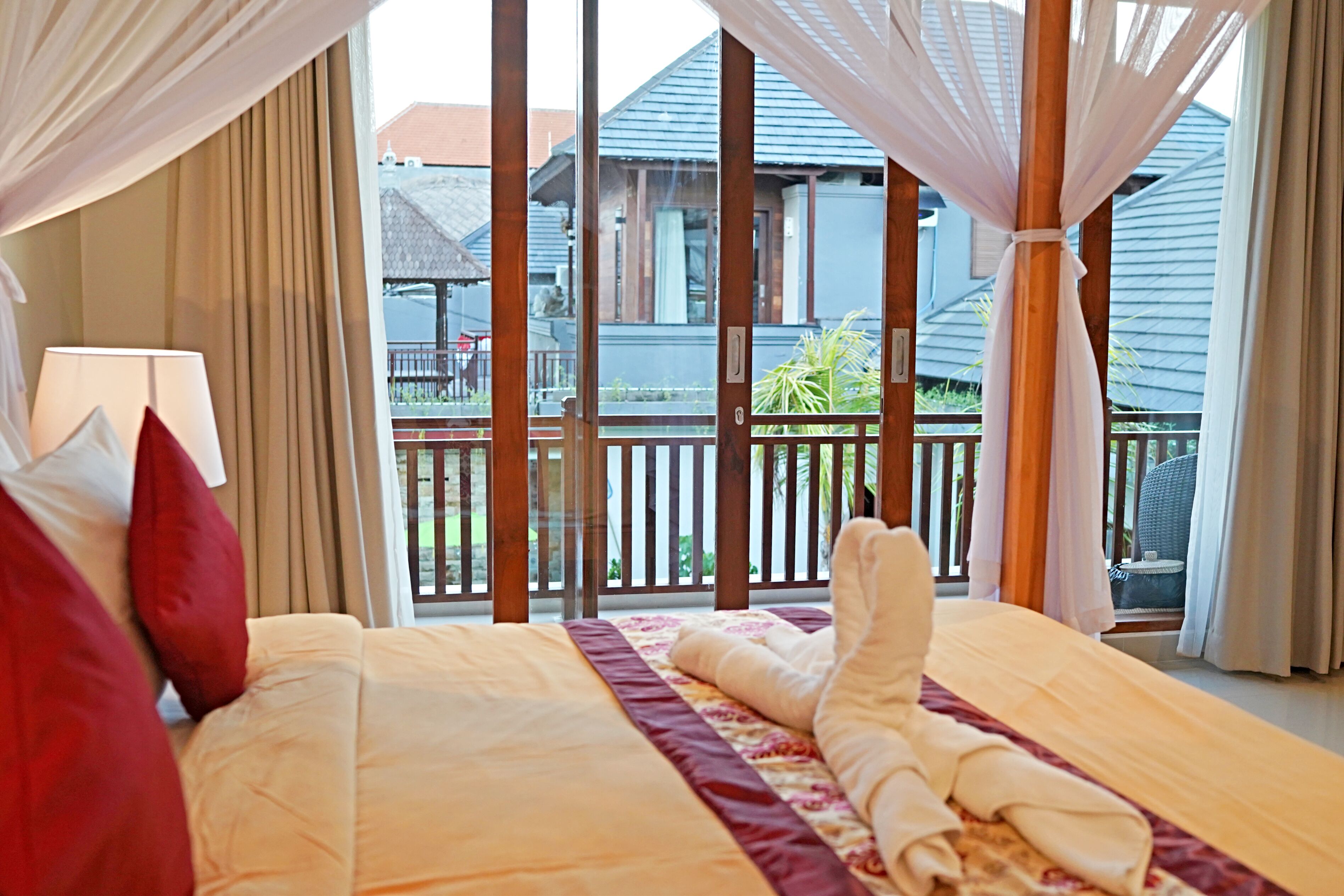 Een kluis op de kamer, een bureau, verduisterende gordijnen, gratis wifi