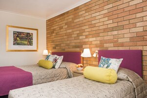 Habitación con 2 camas individuales | Tabla de planchar con plancha, wifi gratis, ropa de cama