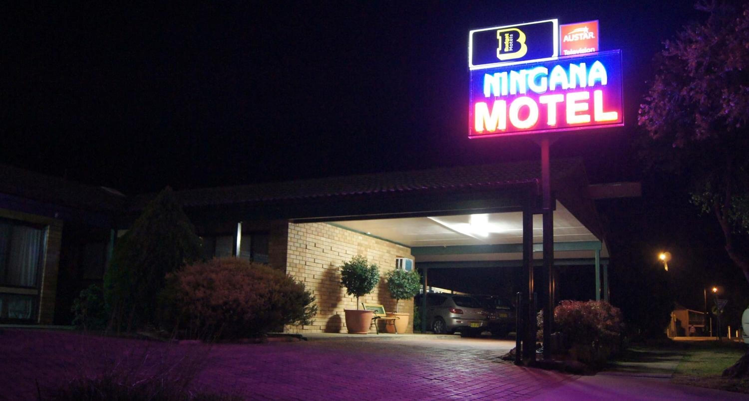 Segnaletica di motel con il nome 'Mingana Motel' e un logo.