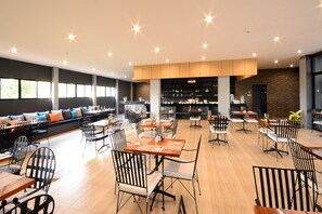Dining - The Wind (Sattahip)
