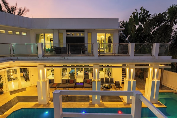 Five-Bedroom Villa with Private Pool and Jacuzzi Village Palm Oasis