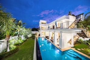 A modern house with a swimming pool, a covered outdoor area, and a staircase leading to a second floor. - Villas In Pattaya (Pattaya)